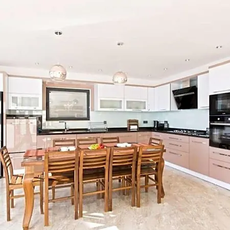 Sleeps 12 Pool Air Con Wifi *